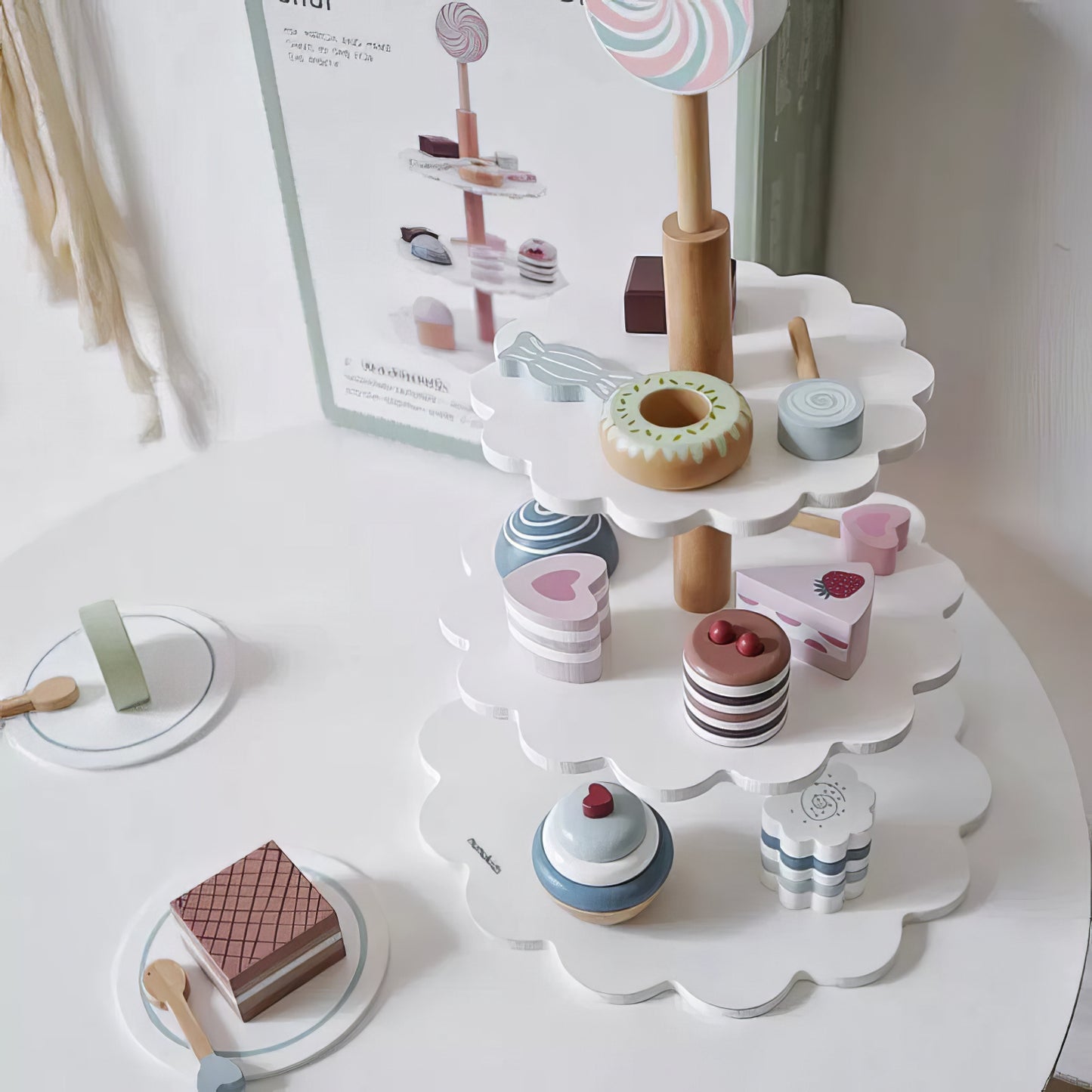 Montessori Ahşap 3 Katlı Pasta ve Tatlı Sunum Standı – Eğitici Mutfak Oyuncak Seti