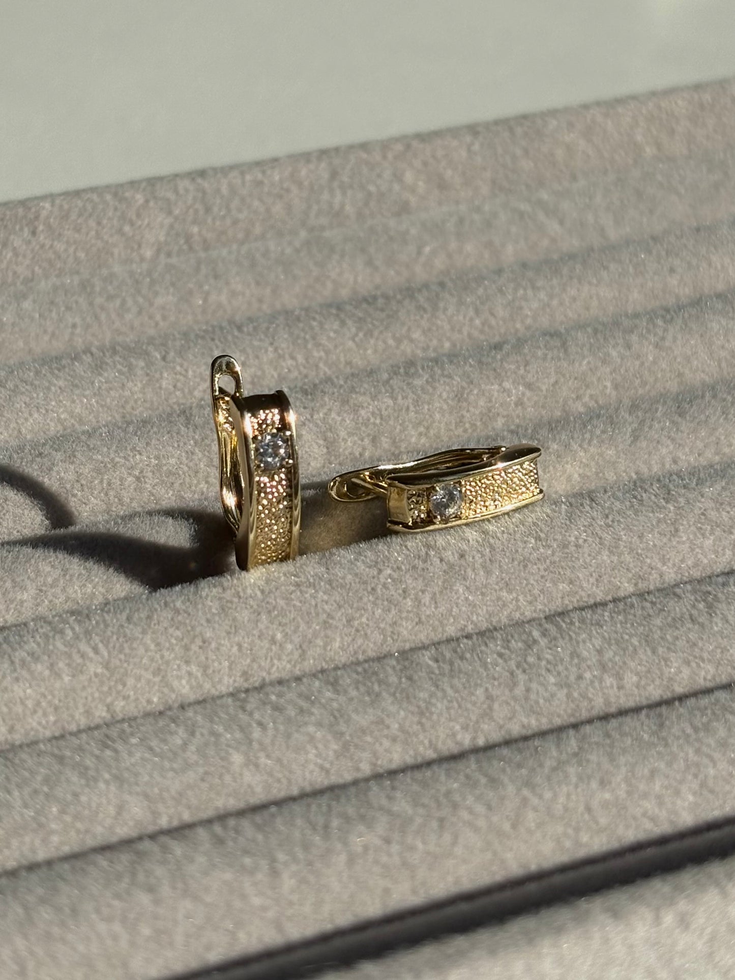 Xuping Çelik Küpe Liora Gold Taşlı Küpe Işıltılı Halka Model Eternal Sunshine