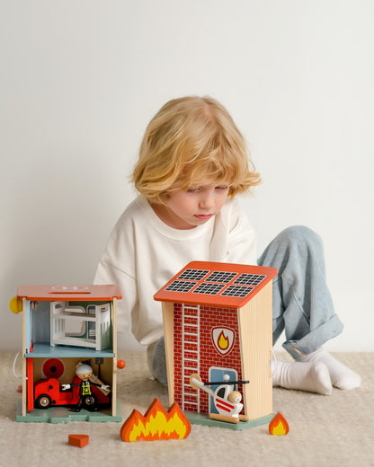Ahşap İtfaiye İstasyonu ve Garaj Seti - Araçlı & Figürlü (13 Parça)