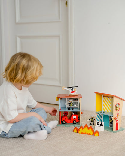 Ahşap İtfaiye İstasyonu ve Garaj Seti - Araçlı & Figürlü (13 Parça)
