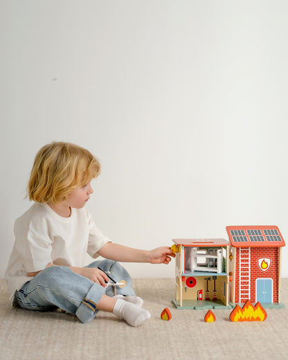 Ahşap İtfaiye İstasyonu ve Garaj Seti - Araçlı & Figürlü (13 Parça)