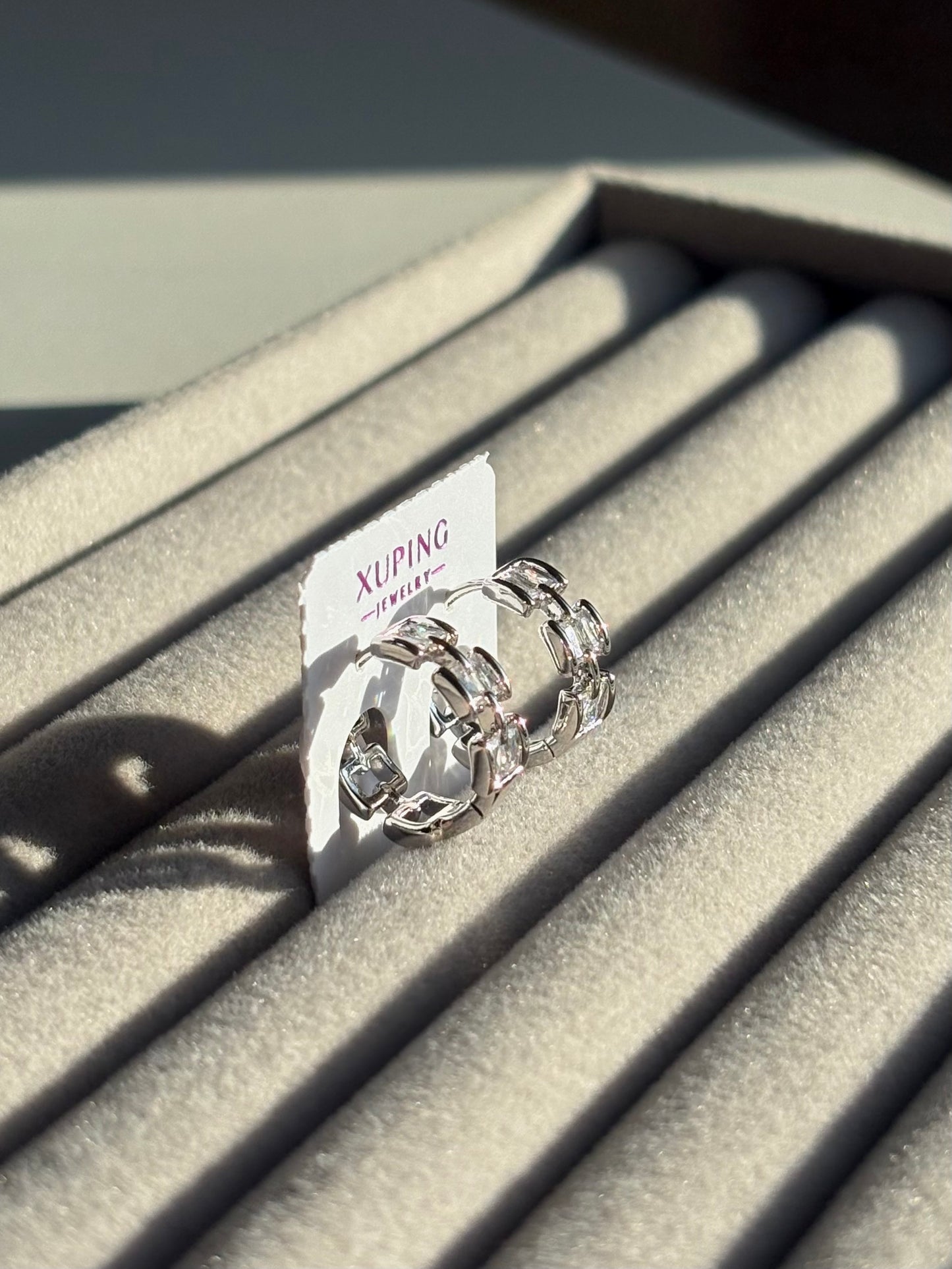 Xuping Çelik Küpe Kadın Luxe Silver Küpe Işıltılı Halka Model Eternal Sunshine