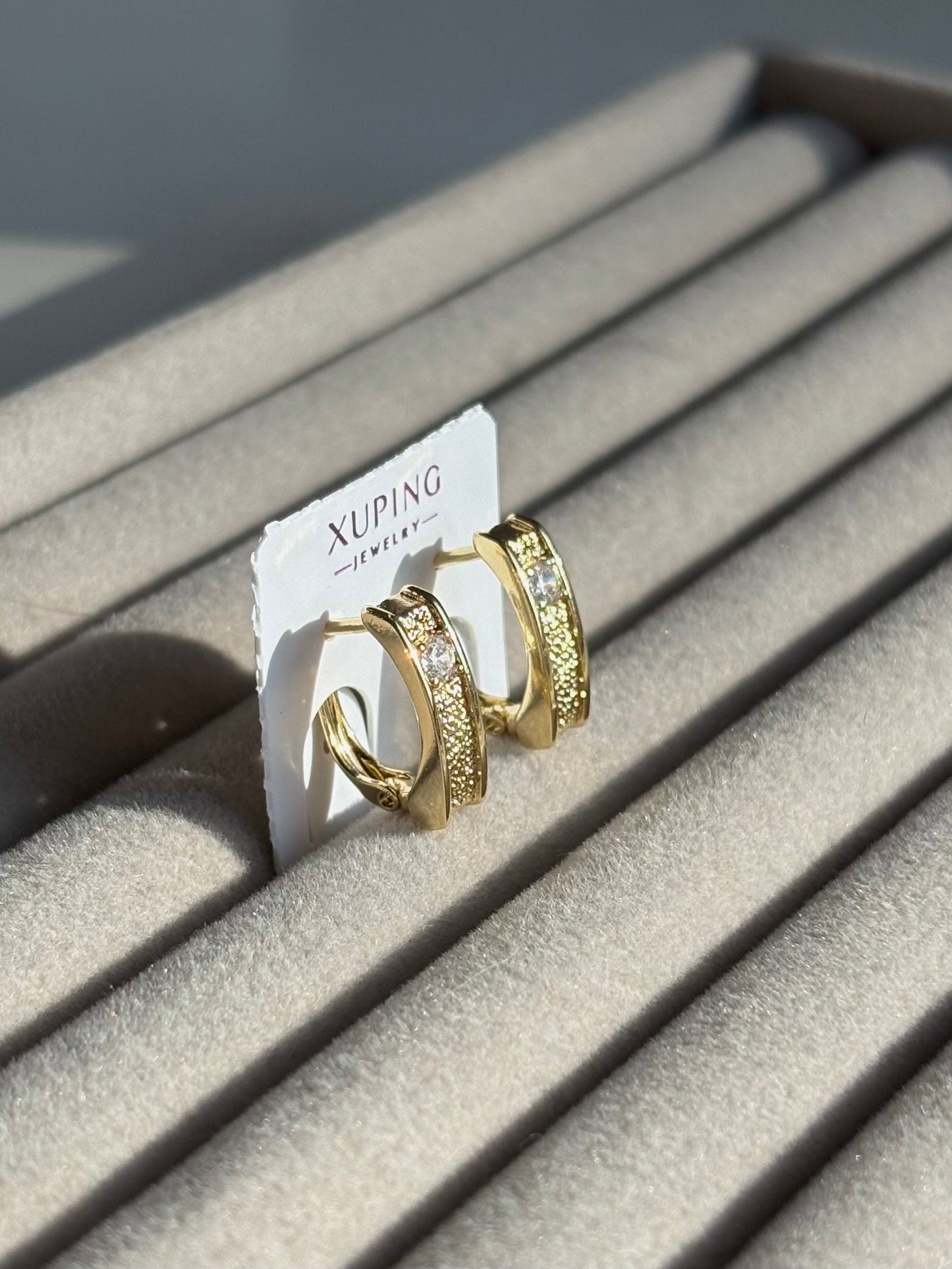 Xuping Çelik Küpe Liora Gold Taşlı Küpe Işıltılı Halka Model Eternal Sunshine